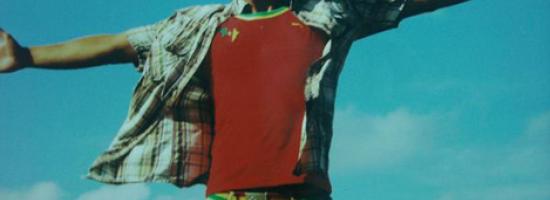 Kinky Bwoy – Bajo el sol [videoclip]